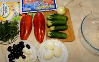 Салат капуста, яйца, крабовые палочки, огурцы и кукуруза
